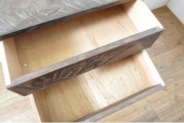 中古　軽井沢彫り　職人技が光る菖蒲の彫りが美しいチェスト(引き出し、衣装箪笥、収納タンス)(R-065221)