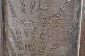 中古　軽井沢彫り　職人技が光る菖蒲の彫りが美しいチェスト(引き出し、衣装箪笥、収納タンス)(R-065221)