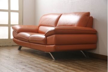 中古　美品　イタリア　ニコレッティ(NICOLETTI)　メルキュリオ(MERCURIO)　インテリアのアクセントになる本革張り2.5人掛けソファ(2人掛けソファ、3人掛けソファ、2P、3P)(定価約48万円)(R-065222)