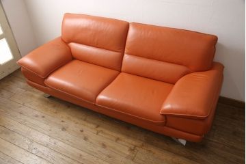 中古　美品　イタリア　ニコレッティ(NICOLETTI)　メルキュリオ(MERCURIO)　インテリアのアクセントになる本革張り2.5人掛けソファ(2人掛けソファ、3人掛けソファ、2P、3P)(定価約48万円)(R-065222)