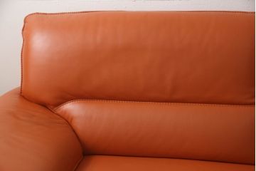 中古　美品　イタリア　ニコレッティ(NICOLETTI)　メルキュリオ(MERCURIO)　インテリアのアクセントになる本革張り2.5人掛けソファ(2人掛けソファ、3人掛けソファ、2P、3P)(定価約48万円)(R-065222)
