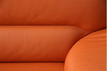 中古　美品　イタリア　ニコレッティ(NICOLETTI)　メルキュリオ(MERCURIO)　インテリアのアクセントになる本革張り2.5人掛けソファ(2人掛けソファ、3人掛けソファ、2P、3P)(定価約48万円)(R-065222)