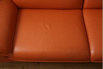 中古　美品　イタリア　ニコレッティ(NICOLETTI)　メルキュリオ(MERCURIO)　インテリアのアクセントになる本革張り2.5人掛けソファ(2人掛けソファ、3人掛けソファ、2P、3P)(定価約48万円)(R-065222)