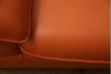 中古　美品　イタリア　ニコレッティ(NICOLETTI)　メルキュリオ(MERCURIO)　インテリアのアクセントになる本革張り2.5人掛けソファ(2人掛けソファ、3人掛けソファ、2P、3P)(定価約48万円)(R-065222)