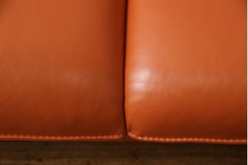 中古　美品　イタリア　ニコレッティ(NICOLETTI)　メルキュリオ(MERCURIO)　インテリアのアクセントになる本革張り2.5人掛けソファ(2人掛けソファ、3人掛けソファ、2P、3P)(定価約48万円)(R-065222)