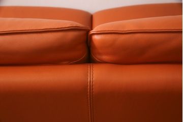 中古　美品　イタリア　ニコレッティ(NICOLETTI)　メルキュリオ(MERCURIO)　インテリアのアクセントになる本革張り2.5人掛けソファ(2人掛けソファ、3人掛けソファ、2P、3P)(定価約48万円)(R-065222)