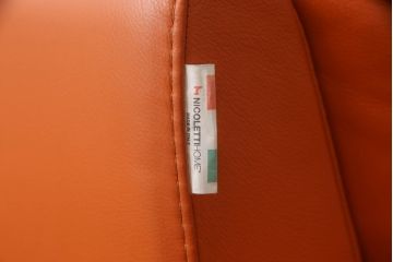 中古　美品　イタリア　ニコレッティ(NICOLETTI)　メルキュリオ(MERCURIO)　インテリアのアクセントになる本革張り2.5人掛けソファ(2人掛けソファ、3人掛けソファ、2P、3P)(定価約48万円)(R-065222)