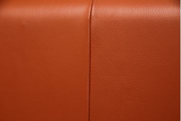 中古　美品　イタリア　ニコレッティ(NICOLETTI)　メルキュリオ(MERCURIO)　インテリアのアクセントになる本革張り2.5人掛けソファ(2人掛けソファ、3人掛けソファ、2P、3P)(定価約48万円)(R-065222)