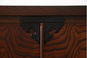 中古　美品　岩谷堂箪笥(菊幸)　存在感のある金具が目を惹くサイドボード(サイドチェスト、引き出し、タンス、衣装箪笥、収納箪笥)(R-065223)