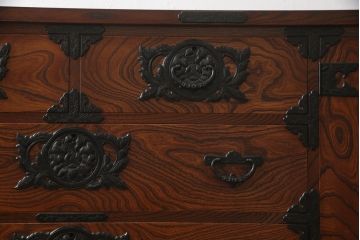 中古　美品　岩谷堂箪笥(菊幸)　存在感のある金具が目を惹くサイドボード(サイドチェスト、引き出し、タンス、衣装箪笥、収納箪笥)(R-065223)