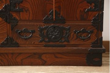 中古　美品　岩谷堂箪笥(菊幸)　存在感のある金具が目を惹くサイドボード(サイドチェスト、引き出し、タンス、衣装箪笥、収納箪笥)(R-065223)