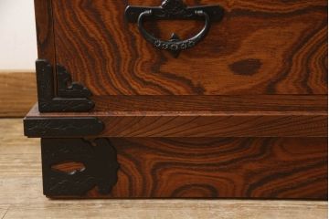 中古　美品　岩谷堂箪笥(菊幸)　存在感のある金具が目を惹くサイドボード(サイドチェスト、引き出し、タンス、衣装箪笥、収納箪笥)(R-065223)