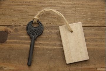中古　美品　岩谷堂箪笥(菊幸)　存在感のある金具が目を惹くサイドボード(サイドチェスト、引き出し、タンス、衣装箪笥、収納箪笥)(R-065223)