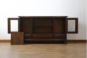 中古　美品　松本民芸家具　シックな佇まいが和洋折衷の空間に取り入れやすいC-?U型サイドボード(収納棚、戸棚、サイドキャビネット、飾り棚)(定価約60万5千円)(R-065224)