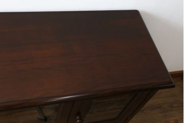 中古　美品　松本民芸家具　シックな佇まいが和洋折衷の空間に取り入れやすいC-?U型サイドボード(収納棚、戸棚、サイドキャビネット、飾り棚)(定価約60万5千円)(R-065224)