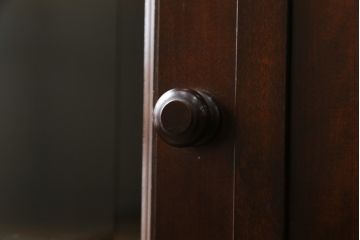 中古　美品　松本民芸家具　シックな佇まいが和洋折衷の空間に取り入れやすいC-?U型サイドボード(収納棚、戸棚、サイドキャビネット、飾り棚)(定価約60万5千円)(R-065224)