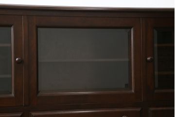 中古　美品　松本民芸家具　シックな佇まいが和洋折衷の空間に取り入れやすいC-?U型サイドボード(収納棚、戸棚、サイドキャビネット、飾り棚)(定価約60万5千円)(R-065224)