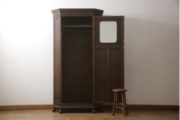 イギリスアンティーク　高級メーカー　メープル(MAPLE)社製　オーク材　美しく細やかな彫刻が目を惹くワードローブ(洋服タンス、衣装タンス、収納棚)(R-065225)