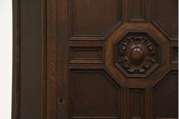 イギリスアンティーク　高級メーカー　メープル(MAPLE)社製　オーク材　美しく細やかな彫刻が目を惹くワードローブ(洋服タンス、衣装タンス、収納棚)(R-065225)