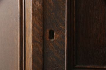 イギリスアンティーク　高級メーカー　メープル(MAPLE)社製　オーク材　美しく細やかな彫刻が目を惹くワードローブ(洋服タンス、衣装タンス、収納棚)(R-065225)