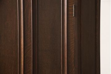 イギリスアンティーク　高級メーカー　メープル(MAPLE)社製　オーク材　美しく細やかな彫刻が目を惹くワードローブ(洋服タンス、衣装タンス、収納棚)(R-065225)