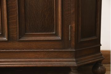 イギリスアンティーク　高級メーカー　メープル(MAPLE)社製　オーク材　美しく細やかな彫刻が目を惹くワードローブ(洋服タンス、衣装タンス、収納棚)(R-065225)