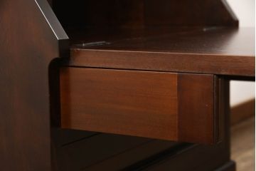 中古　松本民芸家具　直線的なデザインがすっきりとして上品な高山式座ビューロー(ライティングビューロー、ワークデスク、簿記机)(定価約30万8千円)(R-065226)