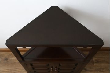 中古　美品　松本民芸家具　丁寧に面取りされたデザインが魅力的な隅棚(コーナーキャビネット、収納棚、戸棚、電話台)(定価約22万円)(R-065229)