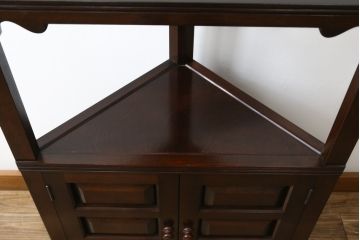 中古　美品　松本民芸家具　丁寧に面取りされたデザインが魅力的な隅棚(コーナーキャビネット、収納棚、戸棚、電話台)(定価約22万円)(R-065229)