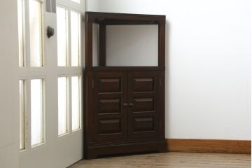 中古　美品　松本民芸家具　丁寧に面取りされたデザインが魅力的な隅棚(コーナーキャビネット、収納棚、戸棚、電話台)(定価約22万円)(R-065229)