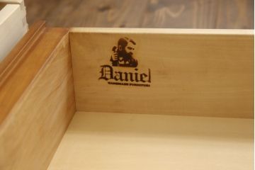 中古　横浜クラシック家具　ダニエル(Daniel)　気品ある佇まいが魅力的なチェスト(サイドチェスト、引き出し)(R-065233)