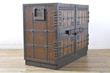 中古　美品!!　びっしりと施された金具が存在感を放つ民芸城山船箪笥風サイドボード(収納棚、戸棚、テレビ台、サイドキャビネット、時代箪笥)(R-065239)