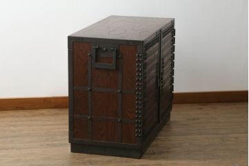 中古　びっしりと施された金具が存在感を放つ民芸城山船箪笥風サイドボード(収納棚、戸棚、テレビ台、サイドキャビネット、時代箪笥)(R-065240)