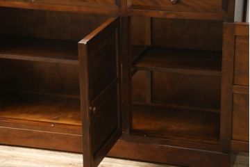 中古　美品　松本民芸家具　天板リメイク　シックな色合いが落ち着いた雰囲気を醸し出すサイドボード(カウンターテーブル、戸棚、収納棚、キャビネット)(R-065248)