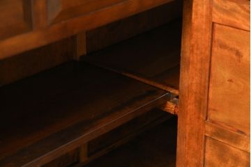 中古　美品　松本民芸家具　天板リメイク　シックな色合いが落ち着いた雰囲気を醸し出すサイドボード(カウンターテーブル、戸棚、収納棚、キャビネット)(R-065248)
