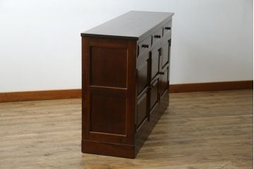 中古　美品　松本民芸家具　天板リメイク　シックな色合いが落ち着いた雰囲気を醸し出すサイドボード(カウンターテーブル、戸棚、収納棚、キャビネット)(R-065248)