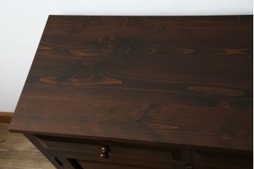 中古　美品　松本民芸家具　天板リメイク　シックな色合いが落ち着いた雰囲気を醸し出すサイドボード(カウンターテーブル、戸棚、収納棚、キャビネット)(R-065248)