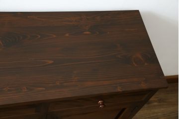 中古　美品　松本民芸家具　天板リメイク　シックな色合いが落ち着いた雰囲気を醸し出すサイドボード(カウンターテーブル、戸棚、収納棚、キャビネット)(R-065248)
