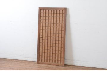 アンティーク建具　凝った作り!　縦でも横でも使える木味の小さなマス目(升目)格子扉1枚(きつね格子、狐格子、板戸、格子戸、小扉、ドア)(R-065281)