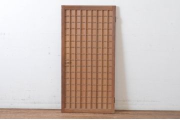 アンティーク建具　凝った作り!　縦でも横でも使える木味の小さなマス目(升目)格子扉1枚(きつね格子、狐格子、板戸、格子戸、小扉、ドア)(R-065281)