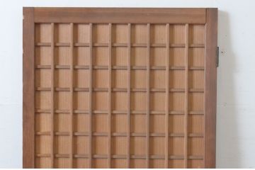 アンティーク建具　凝った作り!　縦でも横でも使える木味の小さなマス目(升目)格子扉1枚(きつね格子、狐格子、板戸、格子戸、小扉、ドア)(R-065281)