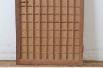 アンティーク建具　凝った作り!　縦でも横でも使える木味の小さなマス目(升目)格子扉1枚(きつね格子、狐格子、板戸、格子戸、小扉、ドア)(R-065281)