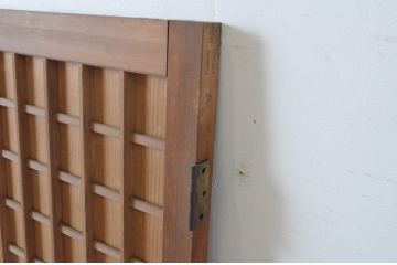 アンティーク建具　凝った作り!　縦でも横でも使える木味の小さなマス目(升目)格子扉1枚(きつね格子、狐格子、板戸、格子戸、小扉、ドア)(R-065281)