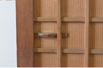 アンティーク建具　凝った作り!　縦でも横でも使える木味の小さなマス目(升目)格子扉1枚(きつね格子、狐格子、板戸、格子戸、小扉、ドア)(R-065281)