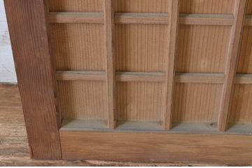 アンティーク建具　凝った作り!　縦でも横でも使える木味の小さなマス目(升目)格子扉1枚(きつね格子、狐格子、板戸、格子戸、小扉、ドア)(R-065281)