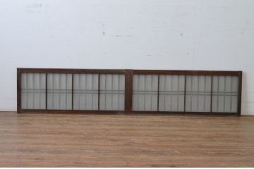 アンティーク建具　古い木味の格子入り横長ガラス窓2枚セット(ガラス戸、引き戸、明かり取り、明り取り、欄間)(R-065286)