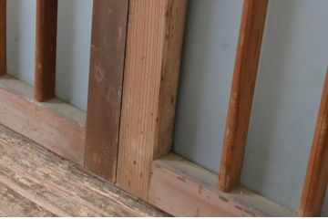 アンティーク建具　古い木味の格子入り横長ガラス窓2枚セット(ガラス戸、引き戸、明かり取り、明り取り、欄間)(R-065288)
