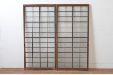 アンティーク建具　古い木味が趣あるマス目(升目)格子入りのガラス窓2枚セット(引き戸、ガラス戸)(R-065315)