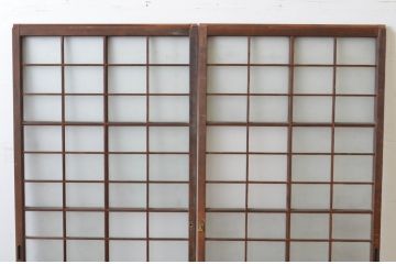 アンティーク建具　古い木味が趣あるマス目(升目)格子入りのガラス窓2枚セット(引き戸、ガラス戸)(R-065315)