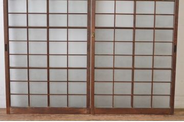 アンティーク建具　古い木味が趣あるマス目(升目)格子入りのガラス窓2枚セット(引き戸、ガラス戸)(R-065315)